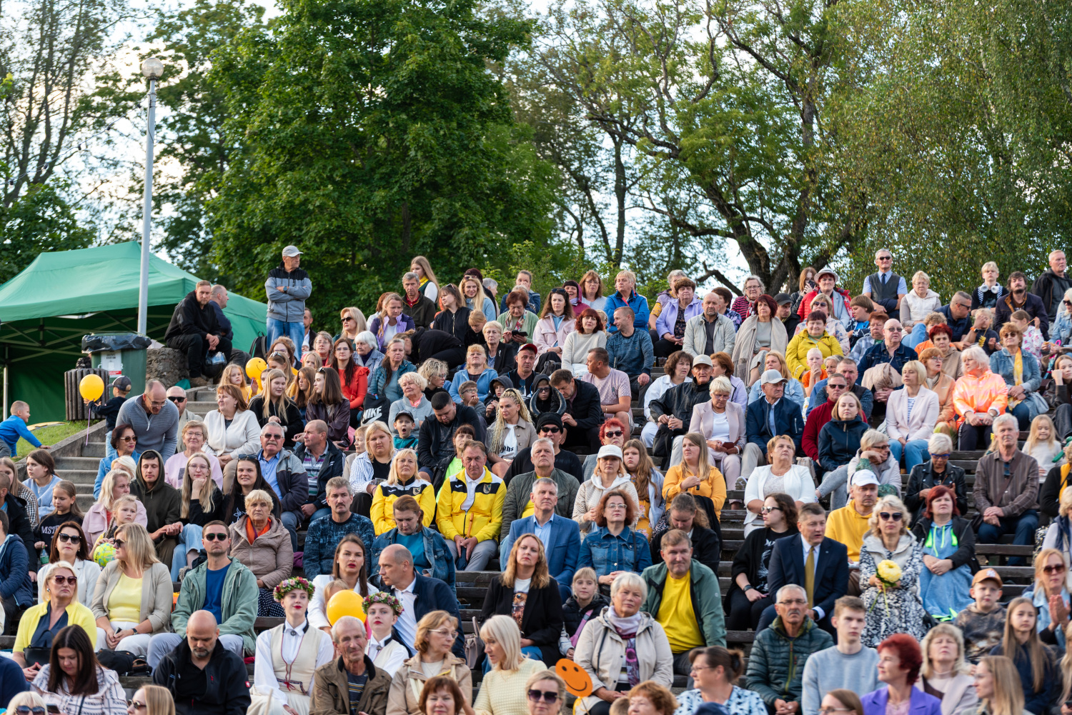Svētku uzrunas un XIII Latvijas Skolu jaunatnes dziesmu un deju svētku kolektīvu sveikšana