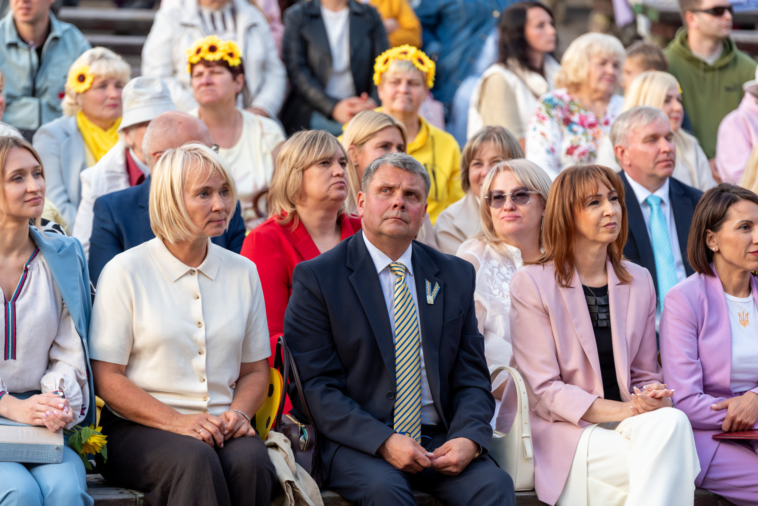 Svētku uzrunas un XIII Latvijas Skolu jaunatnes dziesmu un deju svētku kolektīvu sveikšana