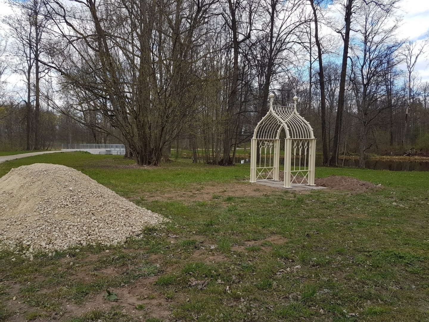 Preiļu parkā uzstādīta metāla arka