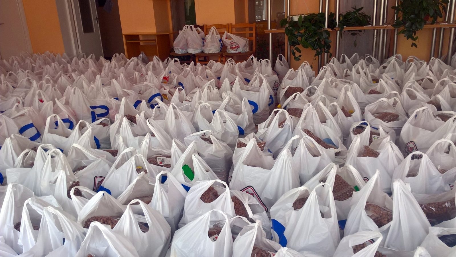 Jau trešo reizi Preiļu novada pašvaldība organizēja pārtikas paku izdali