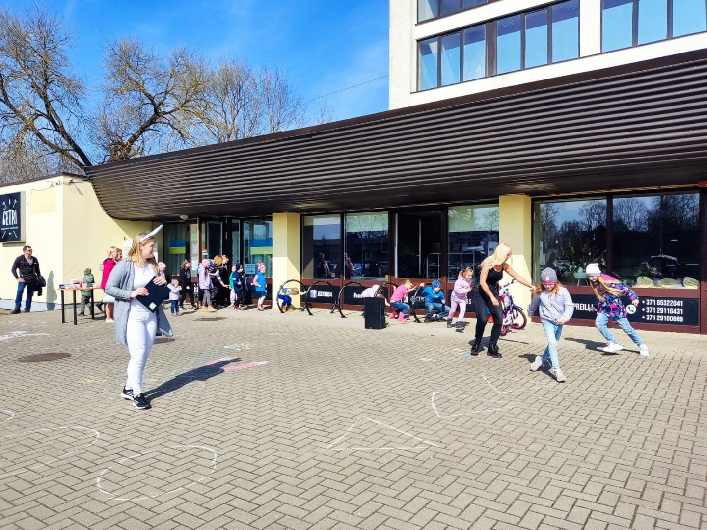 Jauniešu centrā “ČETRI” notika Lieldienu aktivitātes bērniem “Pakaļdzīšanās Lieldienu zaķim”