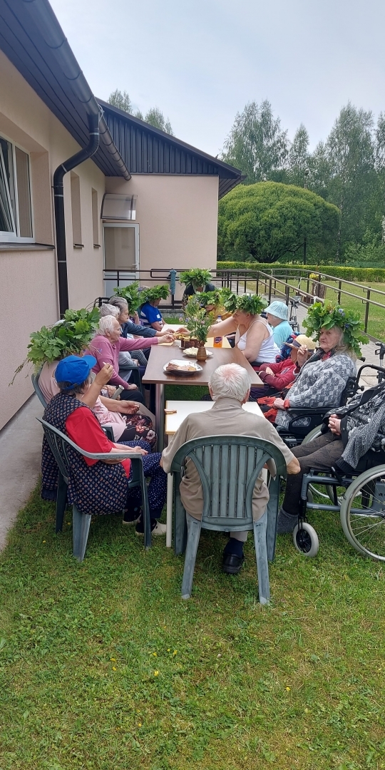 SAC "Vārkava" ielīgo, ieskandina un iepin vasaru vainagos.