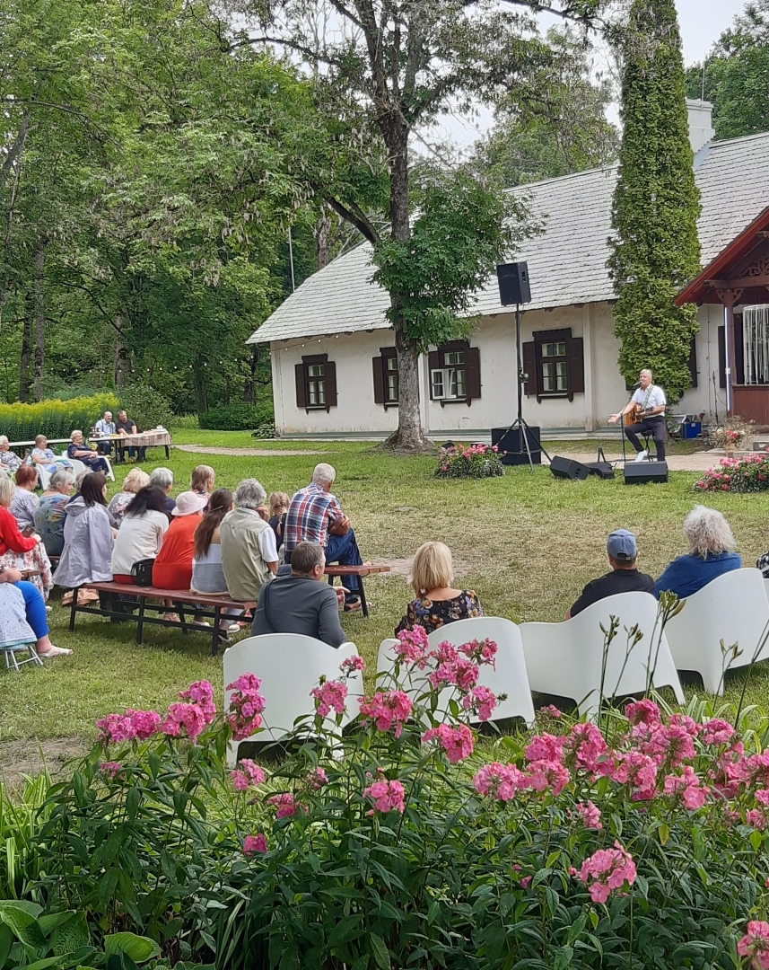 Muzikāli romantiskā gaisotnē aizritējuši Rožu dārza svētki “Jasmuižā”