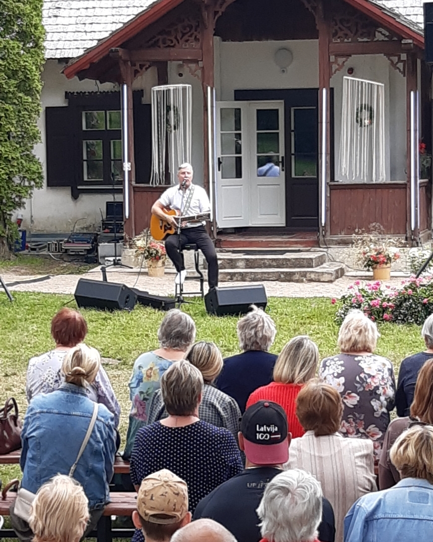 Muzikāli romantiskā gaisotnē aizritējuši Rožu dārza svētki “Jasmuižā”
