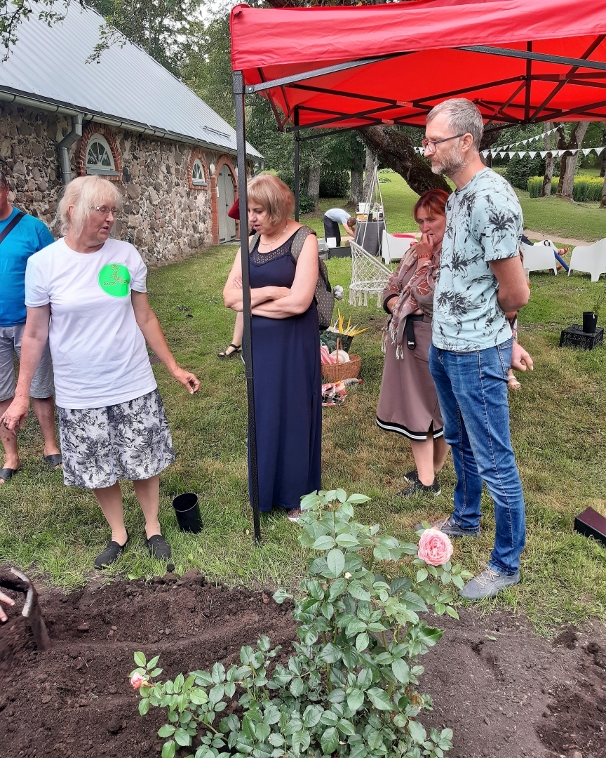 Muzikāli romantiskā gaisotnē aizritējuši Rožu dārza svētki “Jasmuižā”
