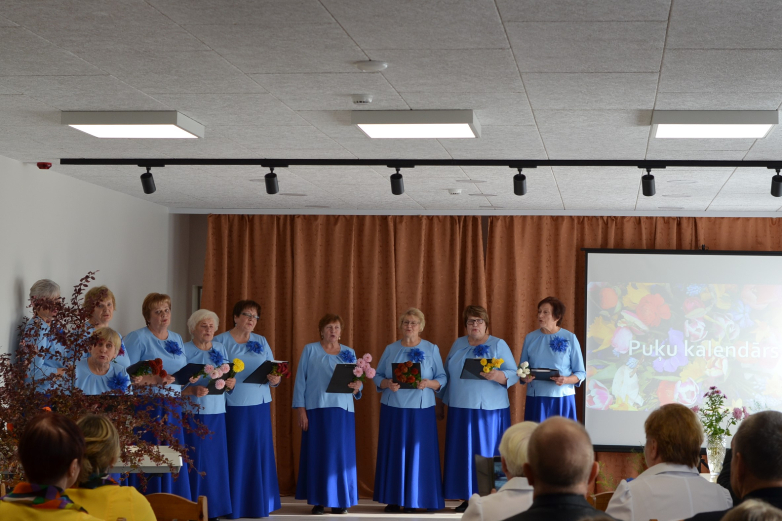 Mazo grantu projektā “Iedzīvotāji veido savu vidi 2025” iniciatīvas grupa “Sudrabsapņi” īsteno projektu “Sudrabskaņu tērpi – dziesmām un priekam”