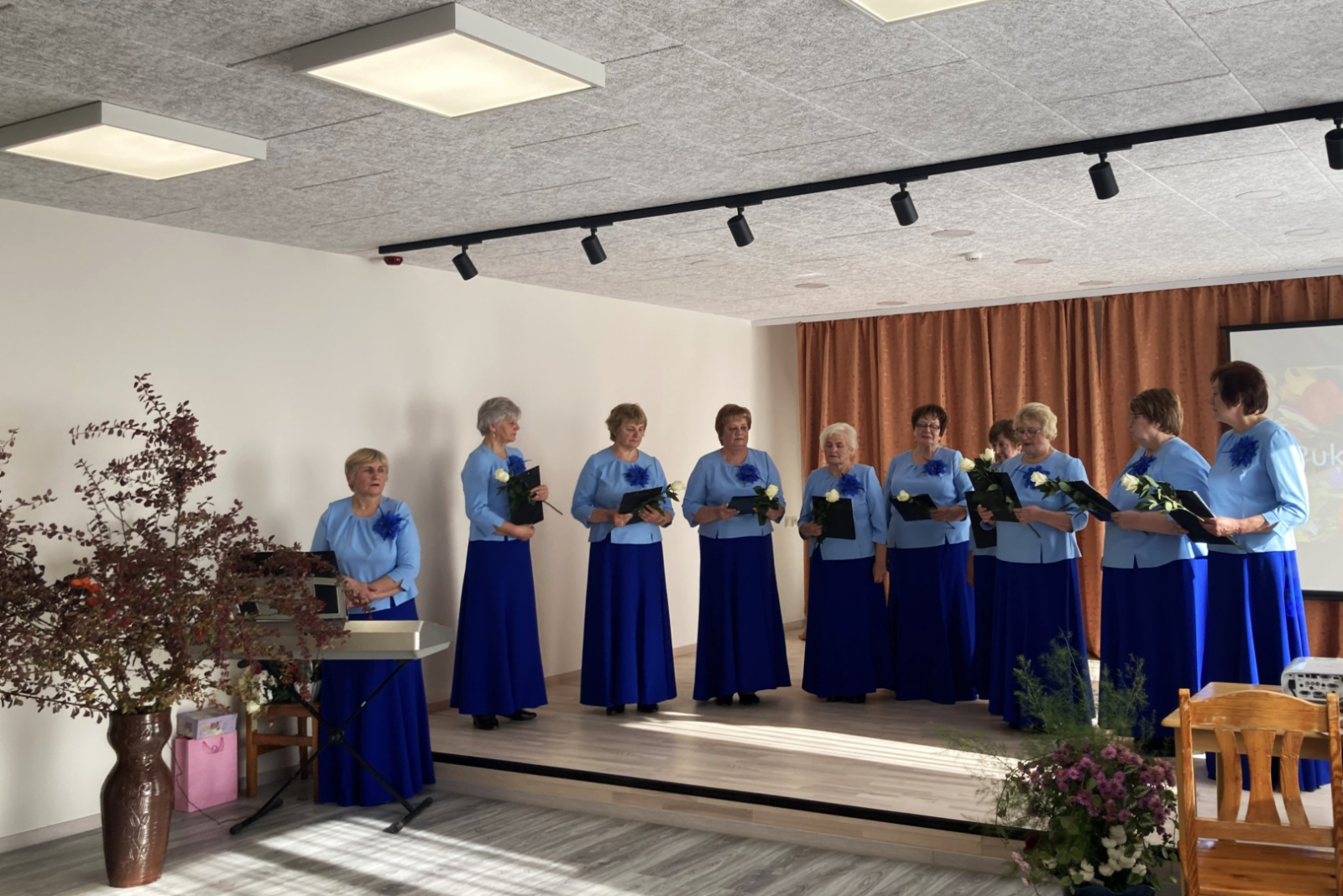 Mazo grantu projektā “Iedzīvotāji veido savu vidi 2025” iniciatīvas grupa “Sudrabsapņi” īsteno projektu “Sudrabskaņu tērpi – dziesmām un priekam”