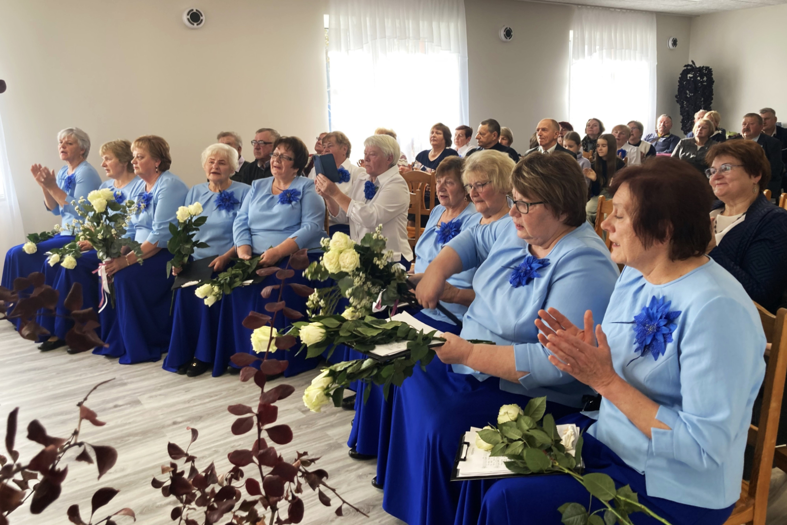 Mazo grantu projektā “Iedzīvotāji veido savu vidi 2025” iniciatīvas grupa “Sudrabsapņi” īsteno projektu “Sudrabskaņu tērpi – dziesmām un priekam”