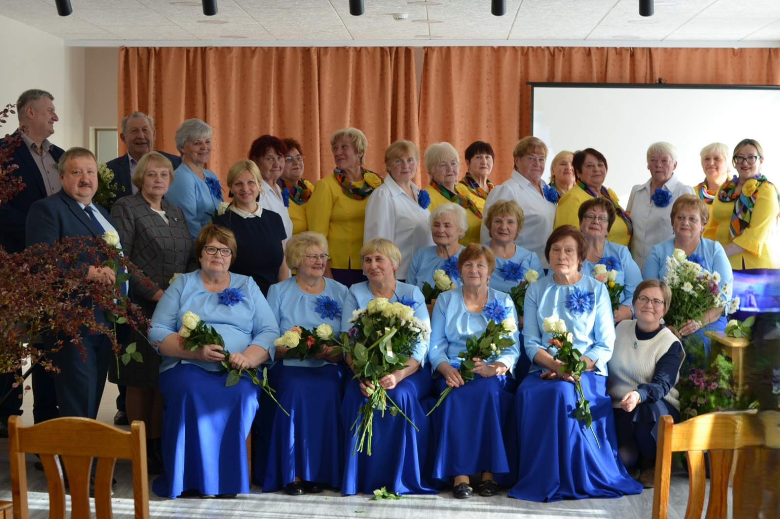 Mazo grantu projektā “Iedzīvotāji veido savu vidi 2025” iniciatīvas grupa “Sudrabsapņi” īsteno projektu “Sudrabskaņu tērpi – dziesmām un priekam”