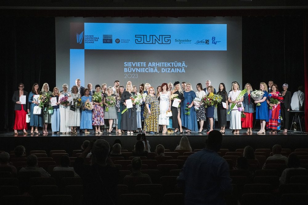 Pašvaldības Attīstības, investīciju un inženiertehniskās daļas vadītāja Iveta Piziča ieguvusi apbalvojumu par apjomīgu ieguldījumu būvniecības veicināšanā