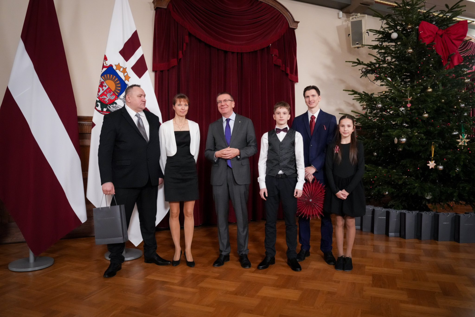 Valsts prezidents kopā ar daudzbērnu ģimenēm iededz Rīgas pils Ziemassvētku egli