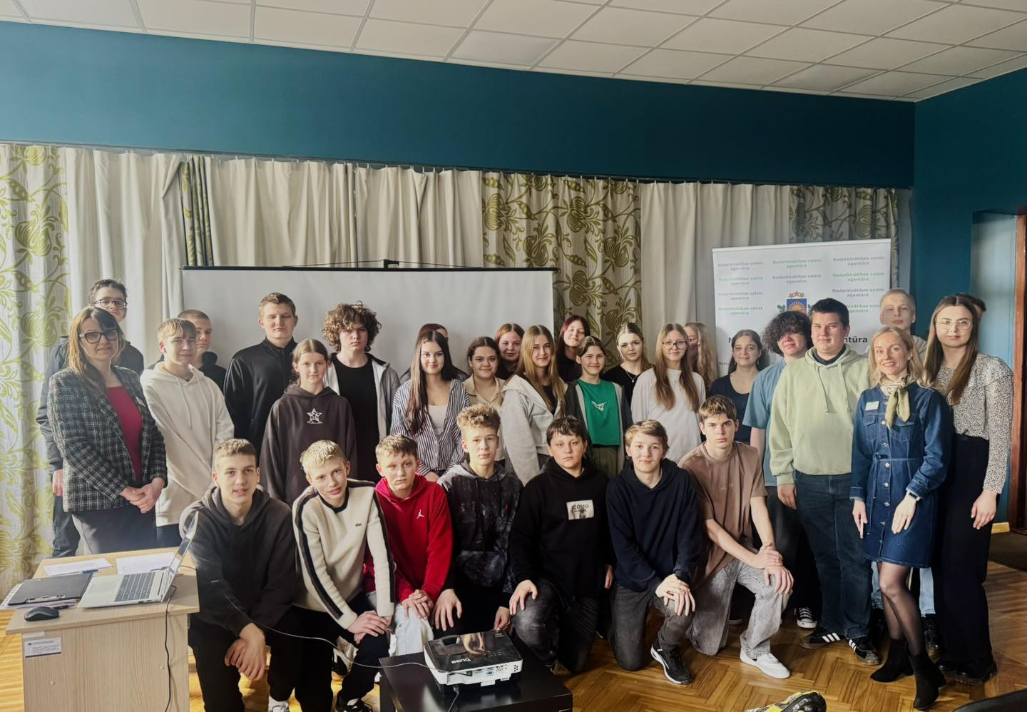 Riebiņu MJIC "Pakāpieni" notika interaktīva darbnīca "Nākotne bez rāmjiem - Tavam talantam nav robežu!"