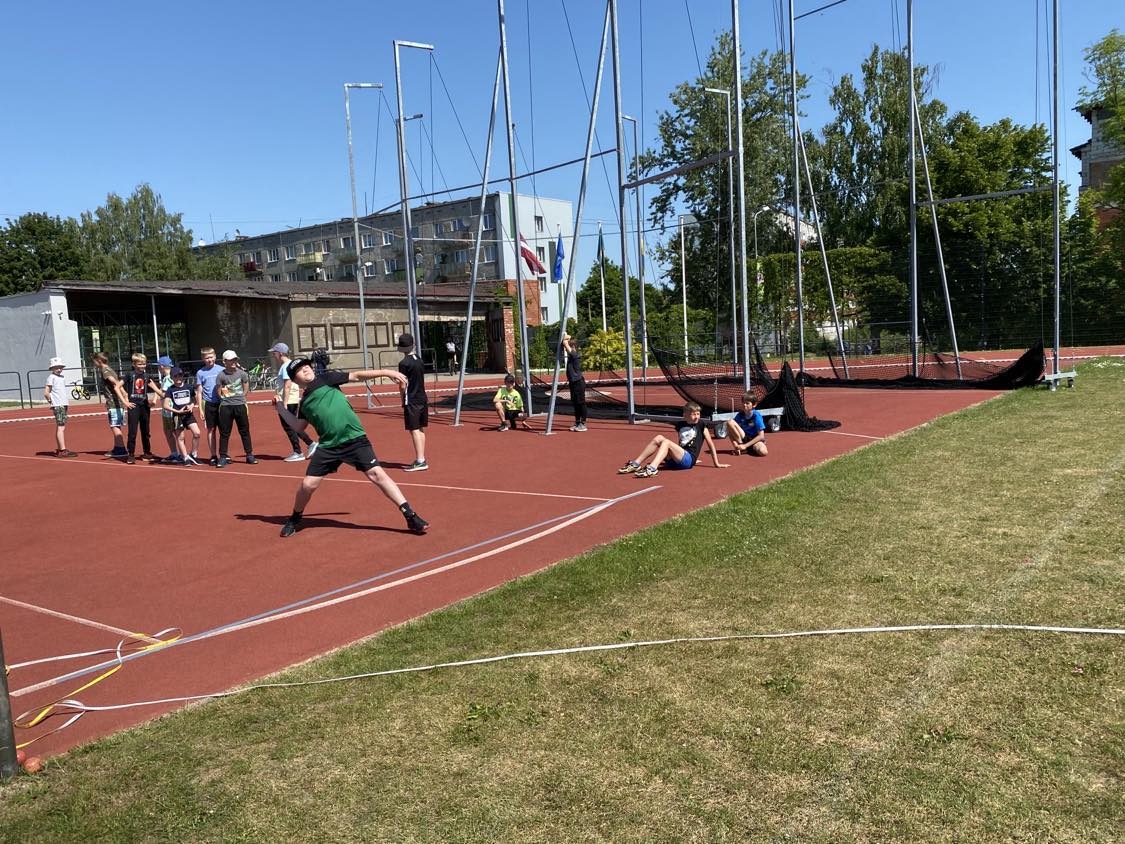 Aizvadītas vieglatlētikas sacensības četrcīņā U-10, U-12 grupām