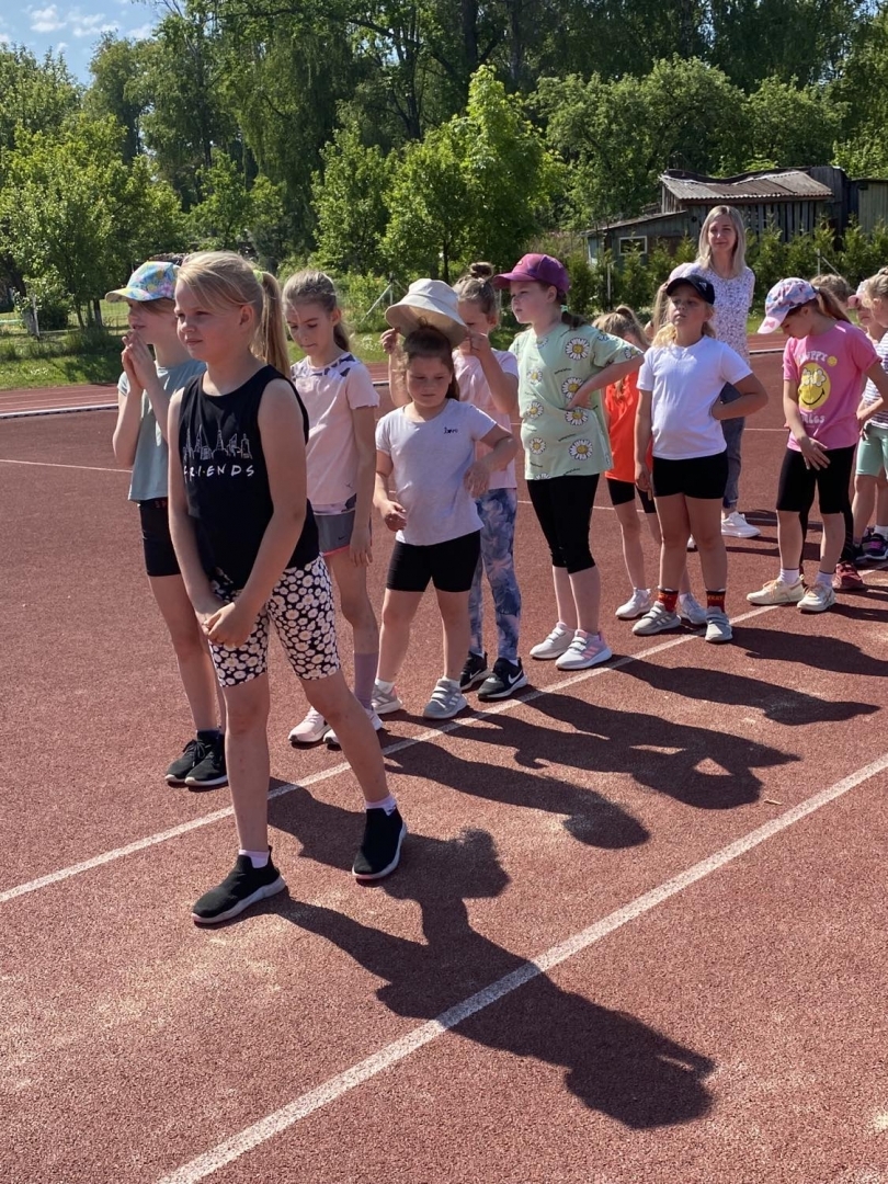 Aizvadītas vieglatlētikas sacensības četrcīņā U-10, U-12 grupām