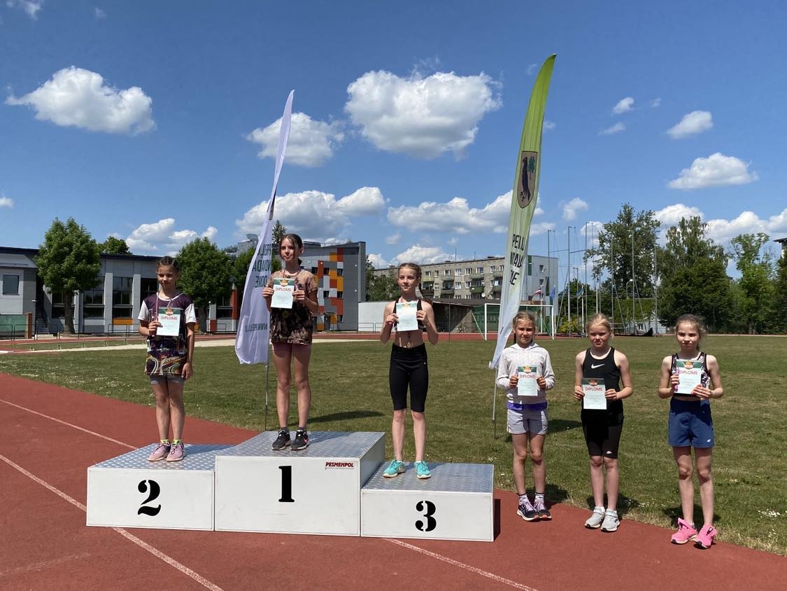 Aizvadītas vieglatlētikas sacensības četrcīņā U-10, U-12 grupām