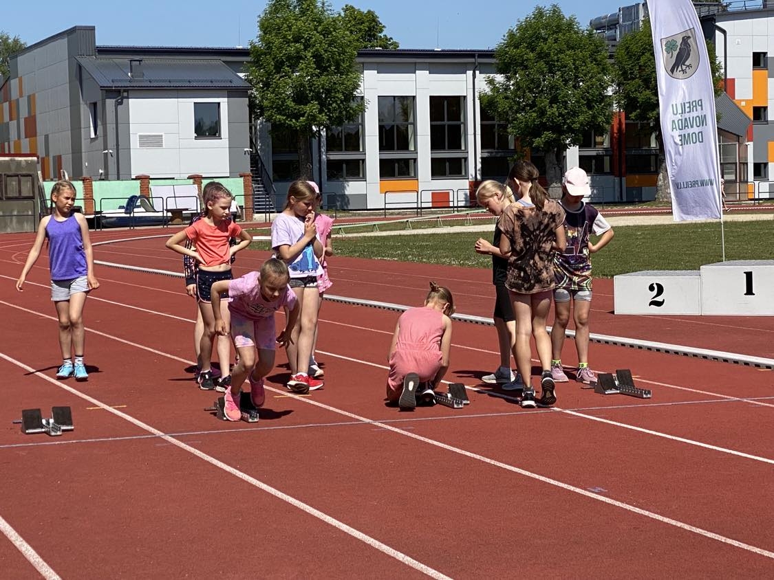 Aizvadītas vieglatlētikas sacensības četrcīņā U-10, U-12 grupām