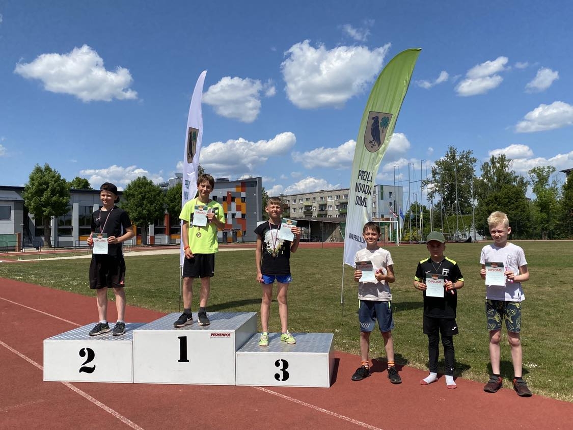 Aizvadītas vieglatlētikas sacensības četrcīņā U-10, U-12 grupām