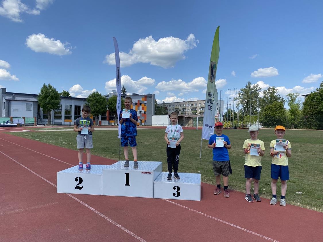 Aizvadītas vieglatlētikas sacensības četrcīņā U-10, U-12 grupām