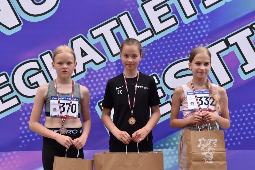 Jauno vieglatlētu starti Bērnu vieglatlētikas festivālā Jelgavā