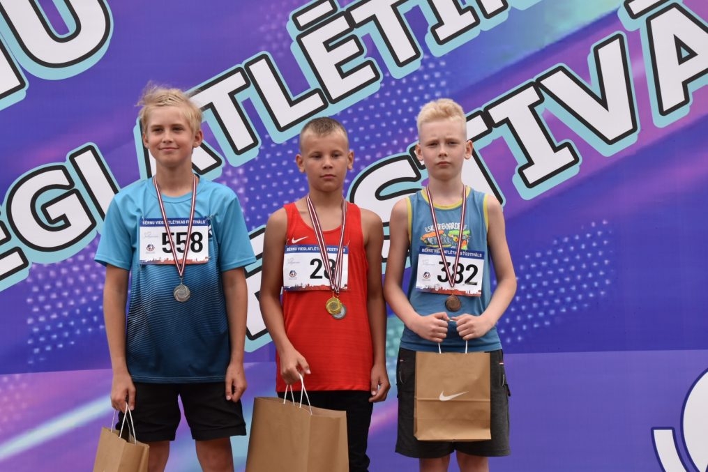 Jauno vieglatlētu starti Bērnu vieglatlētikas festivālā Jelgavā