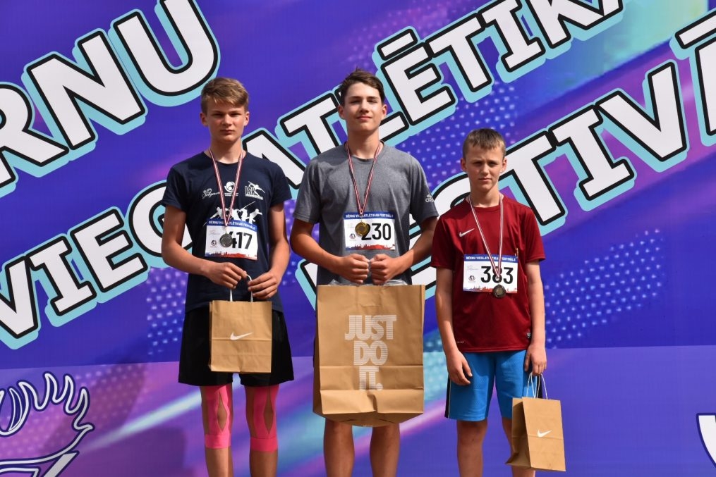 Jauno vieglatlētu starti Bērnu vieglatlētikas festivālā Jelgavā