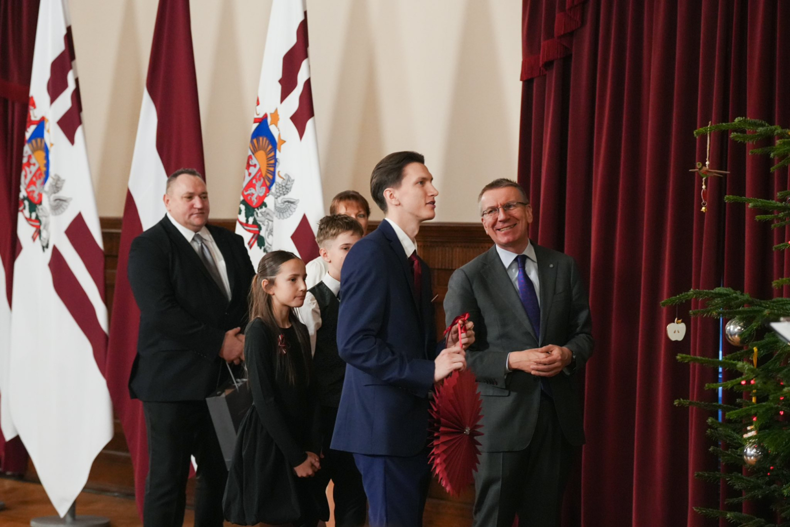 Valsts prezidents kopā ar daudzbērnu ģimenēm iededz Rīgas pils Ziemassvētku egli