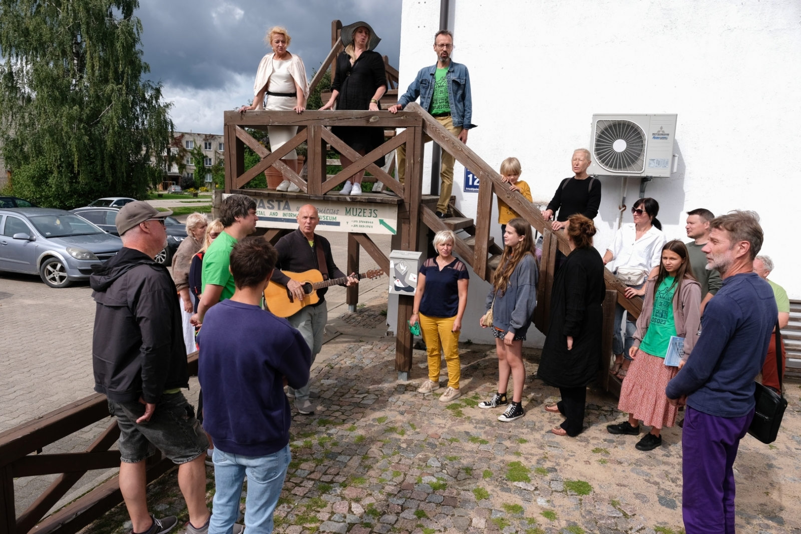 Mūzikas un mākslas festivāla “BILDES” dalībnieki dāvinājuši personalizētas pastkastītes Latgales uzņēmumiem un kultūras norišu vietām