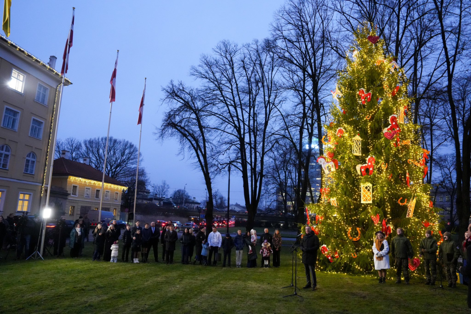 Valsts prezidents kopā ar daudzbērnu ģimenēm iededz Rīgas pils Ziemassvētku egli