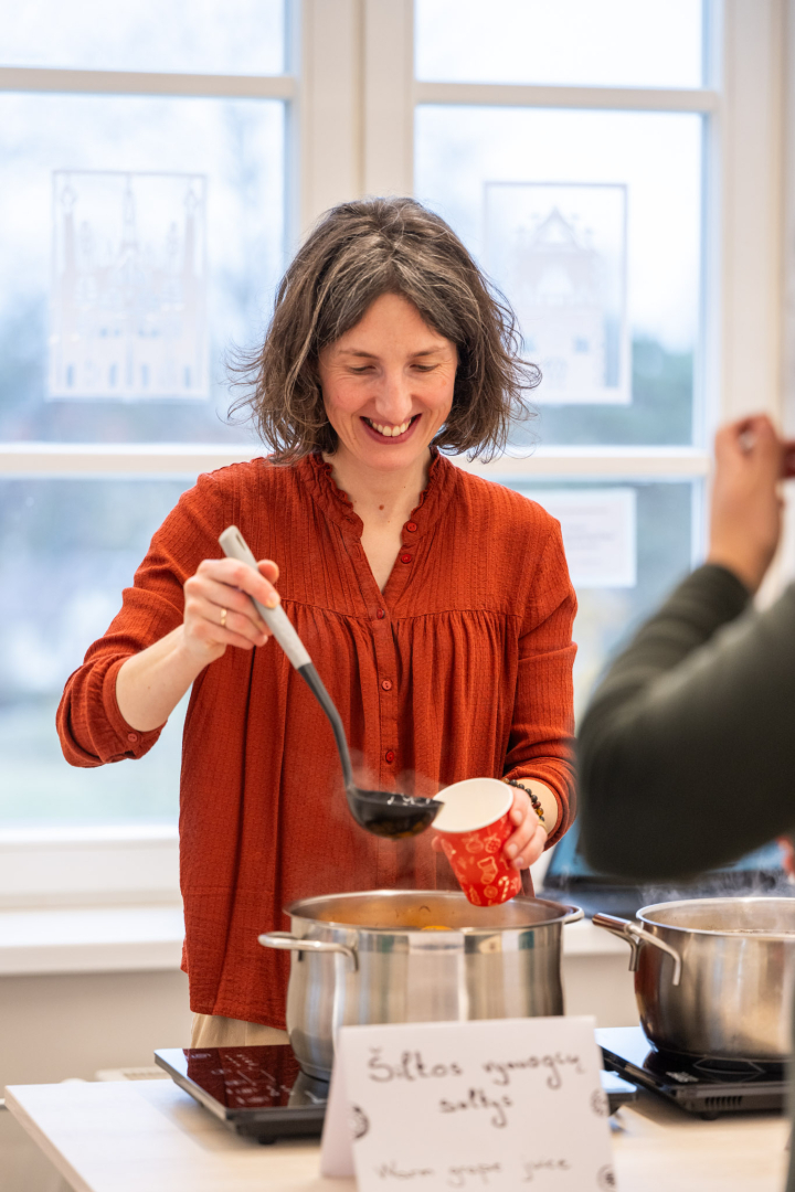 Pašvaldības pārstāvji piedalās kopienu saliedējošā pasākumā “Veselīgi un priecīgi Ziemassvētki” Utenas muižā
