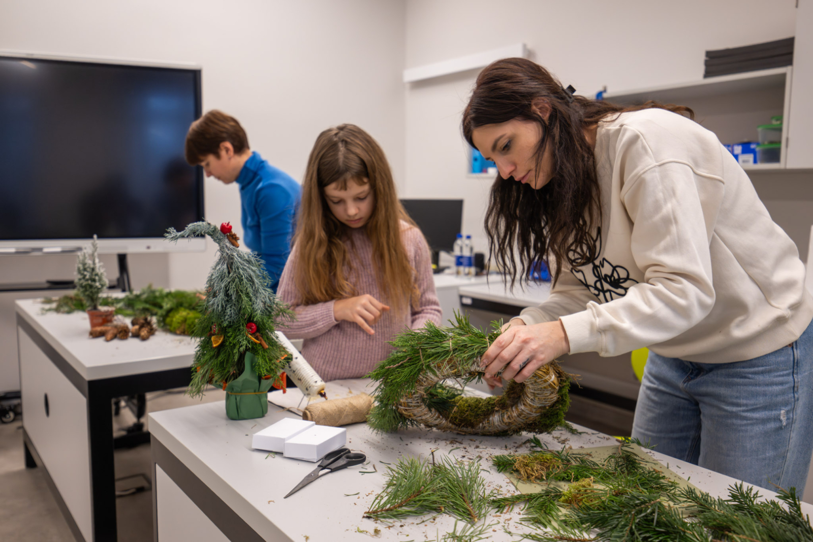 Pašvaldības pārstāvji piedalās kopienu saliedējošā pasākumā “Veselīgi un priecīgi Ziemassvētki” Utenas muižā