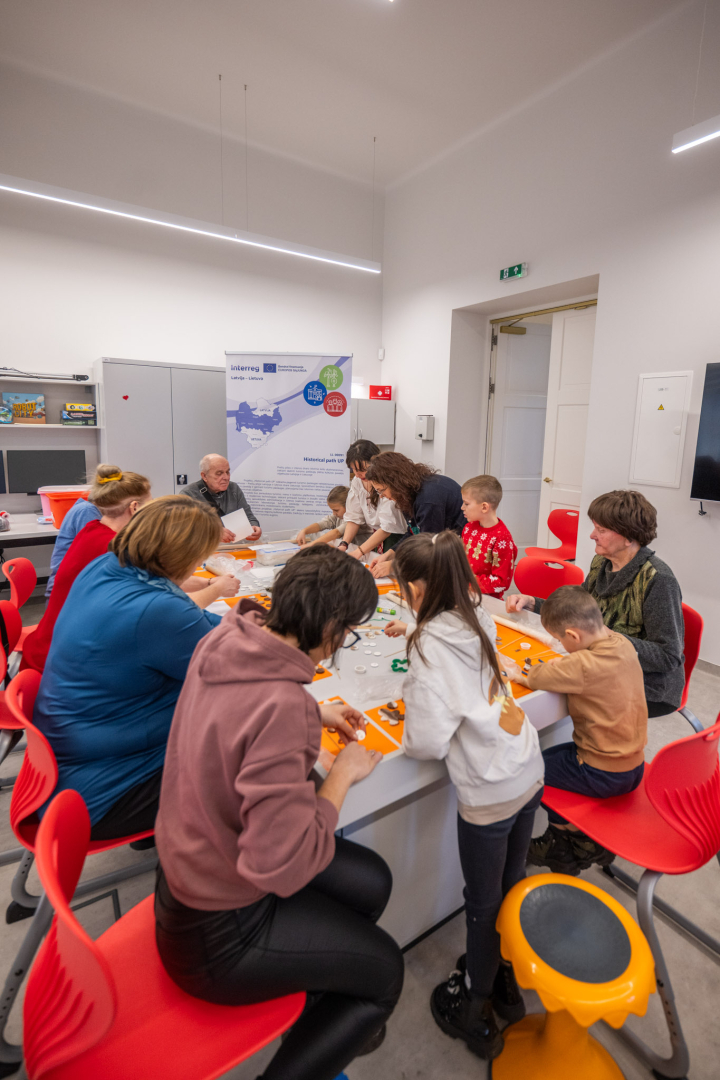 Pašvaldības pārstāvji piedalās kopienu saliedējošā pasākumā “Veselīgi un priecīgi Ziemassvētki” Utenas muižā