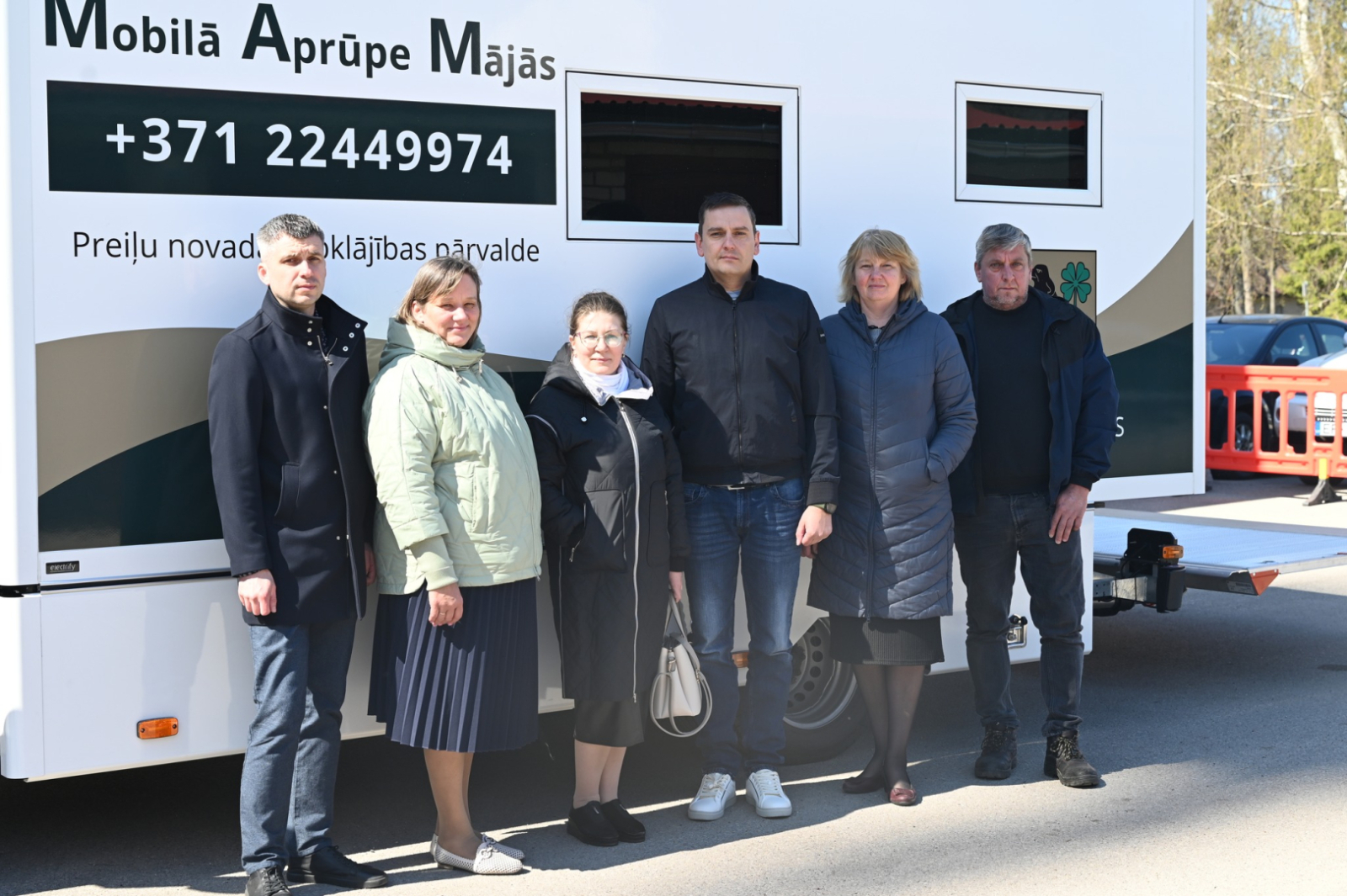 Mobilais aprūpes birojs: cieņpilna palīdzība līdz pat mājas durvīm