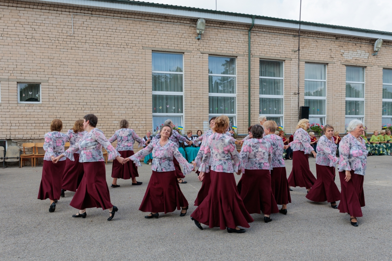 Koncerts Rožkalnu Kultūras namā "Ar saulainu smaidu deju virpulī"