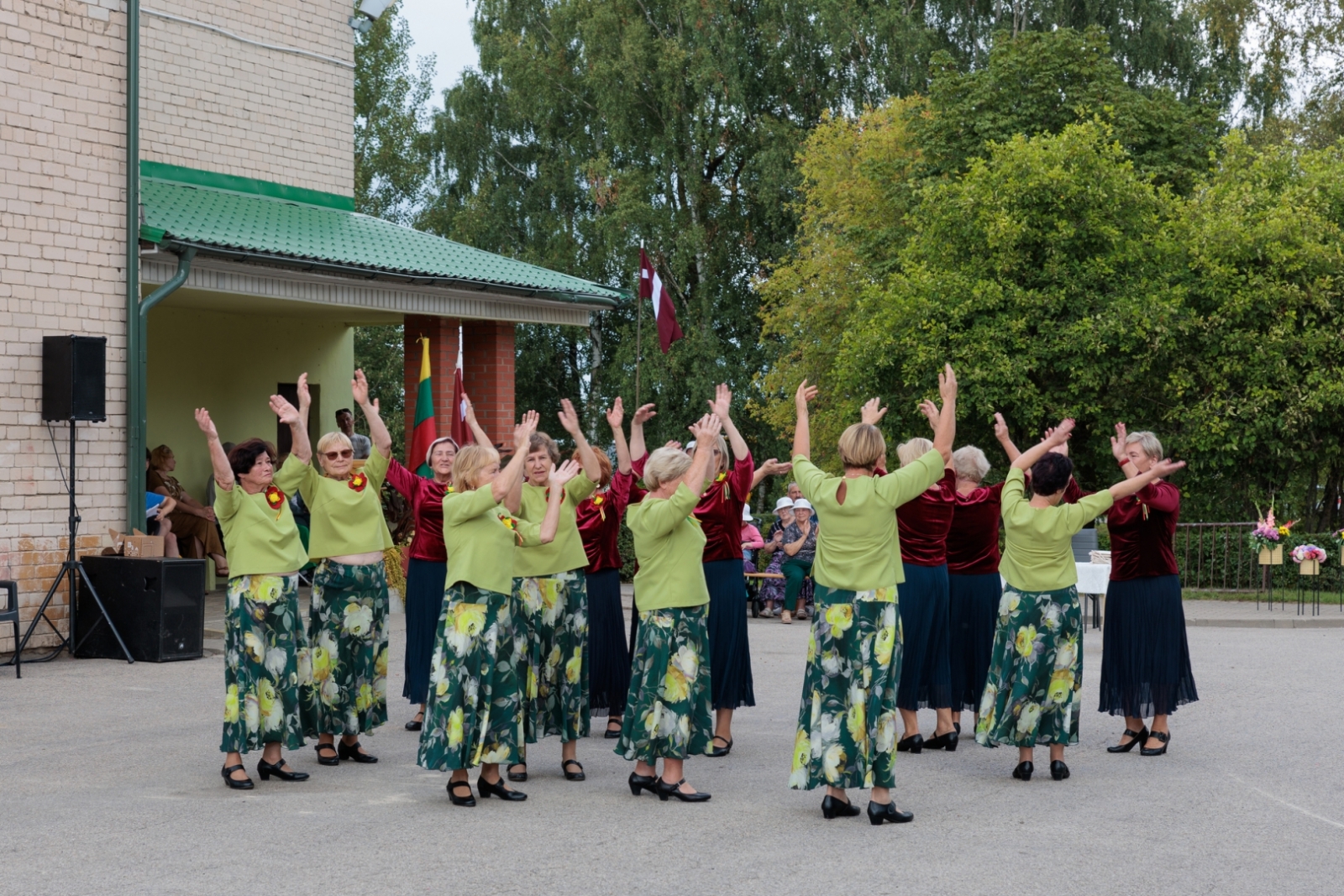 Koncerts Rožkalnu Kultūras namā "Ar saulainu smaidu deju virpulī"