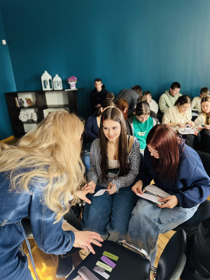 Riebiņu MJIC "Pakāpieni" notika interaktīva darbnīca "Nākotne bez rāmjiem - Tavam talantam nav robežu!"