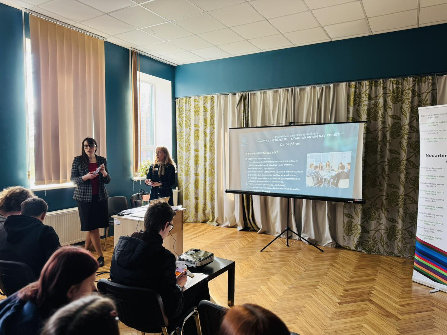 Riebiņu MJIC "Pakāpieni" notika interaktīva darbnīca "Nākotne bez rāmjiem - Tavam talantam nav robežu!"