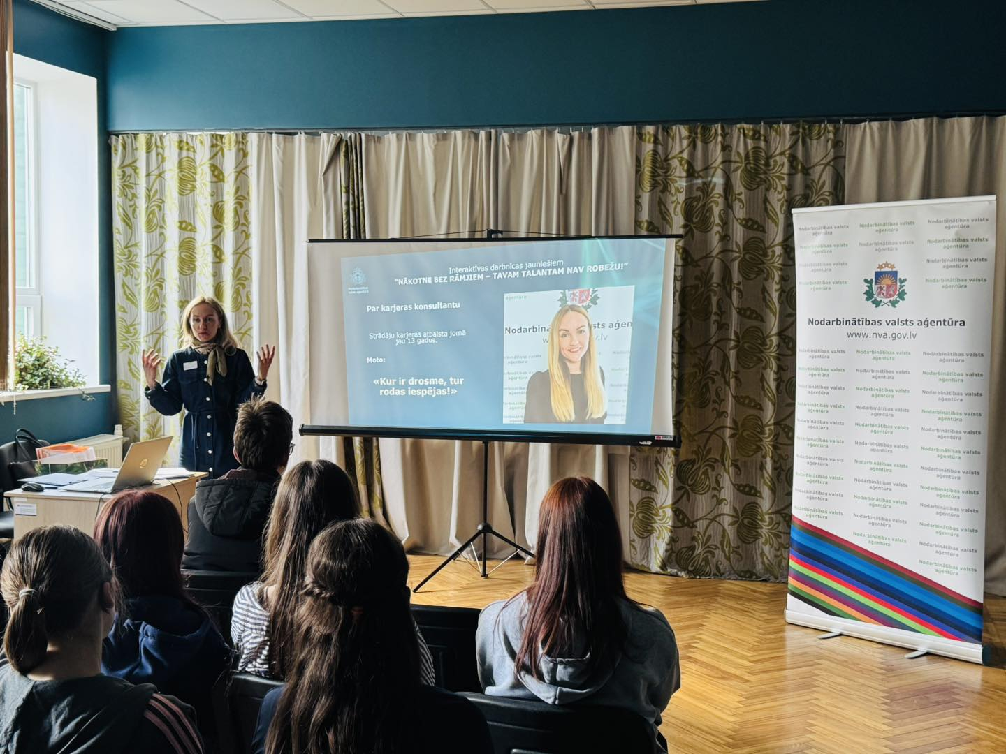 Riebiņu MJIC "Pakāpieni" notika interaktīva darbnīca "Nākotne bez rāmjiem - Tavam talantam nav robežu!"