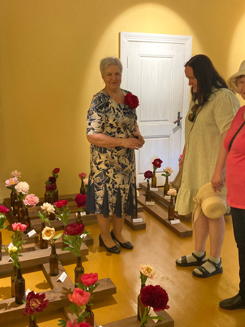 Saulaini un krāšņi aizvadīti Peoniju dārza svētki Jasmuižā