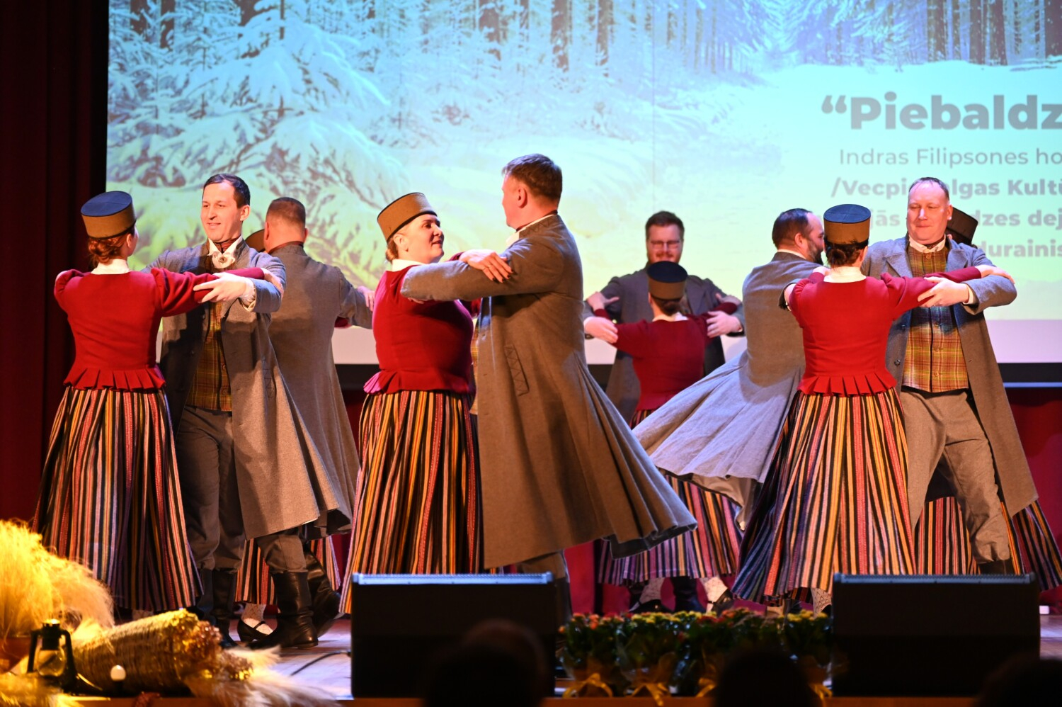 Tautas deju kolektīvu sadancis "Ziemas danči"