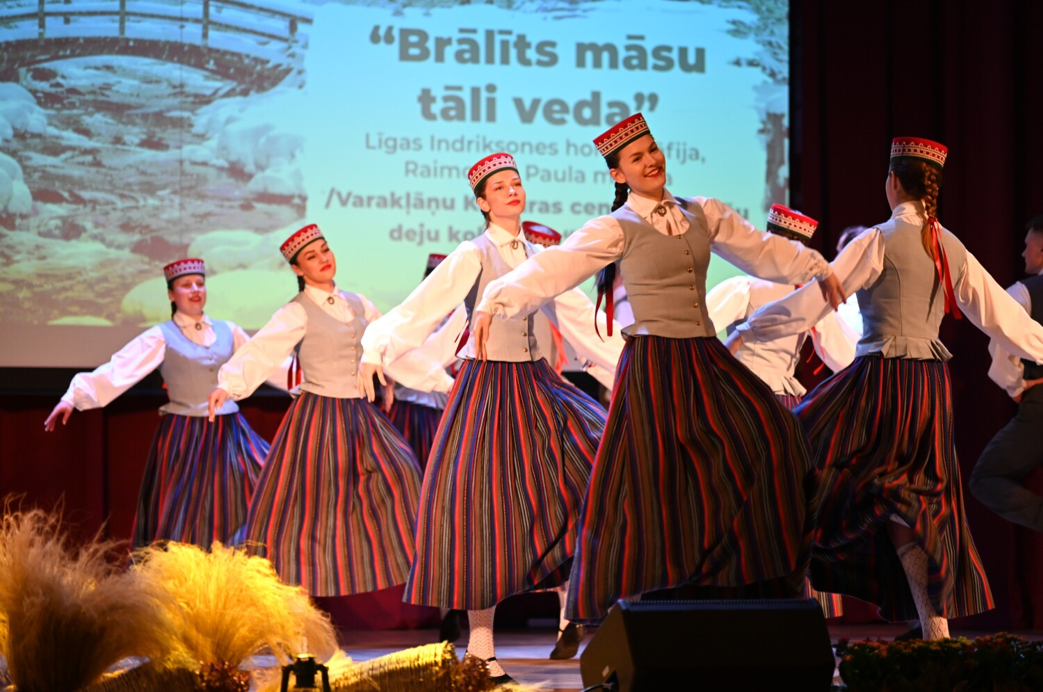 Tautas deju kolektīvu sadancis "Ziemas danči"