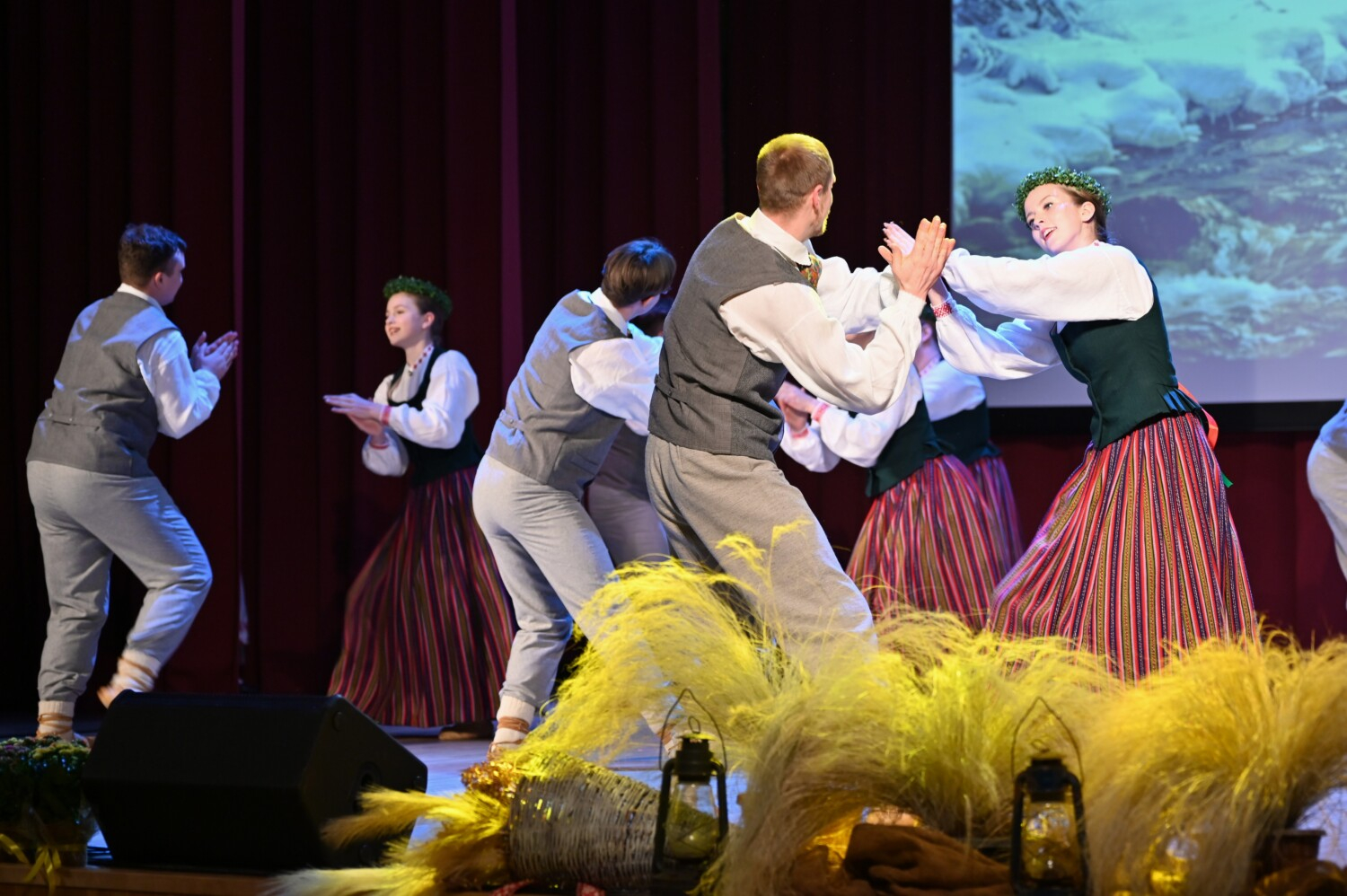 Tautas deju kolektīvu sadancis "Ziemas danči"