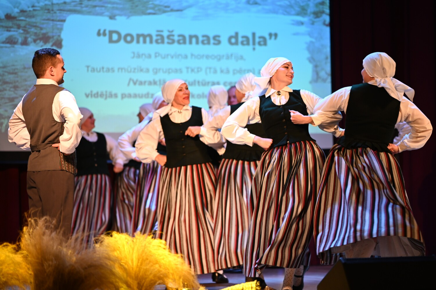 Tautas deju kolektīvu sadancis "Ziemas danči"