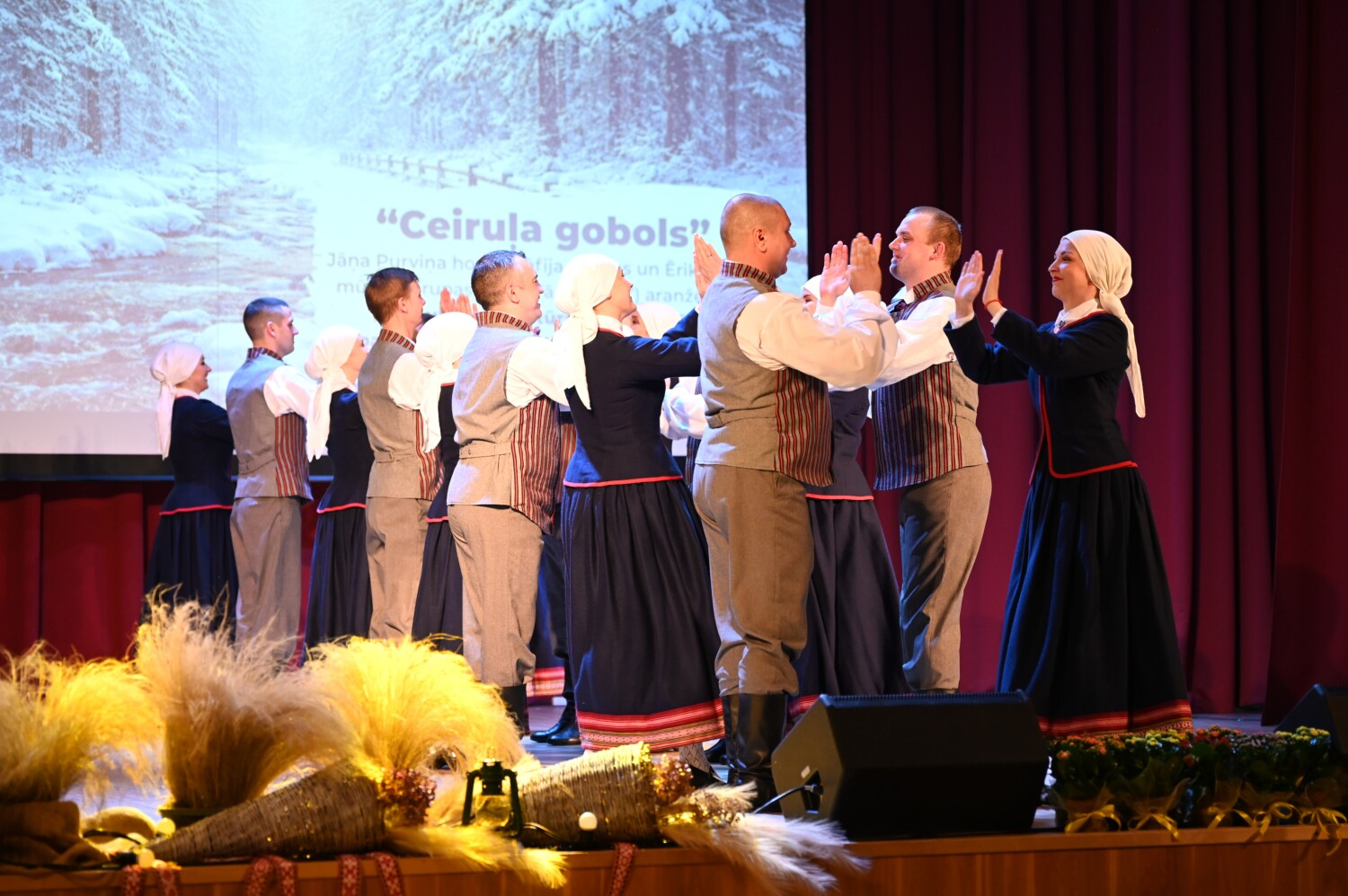 Tautas deju kolektīvu sadancis "Ziemas danči"
