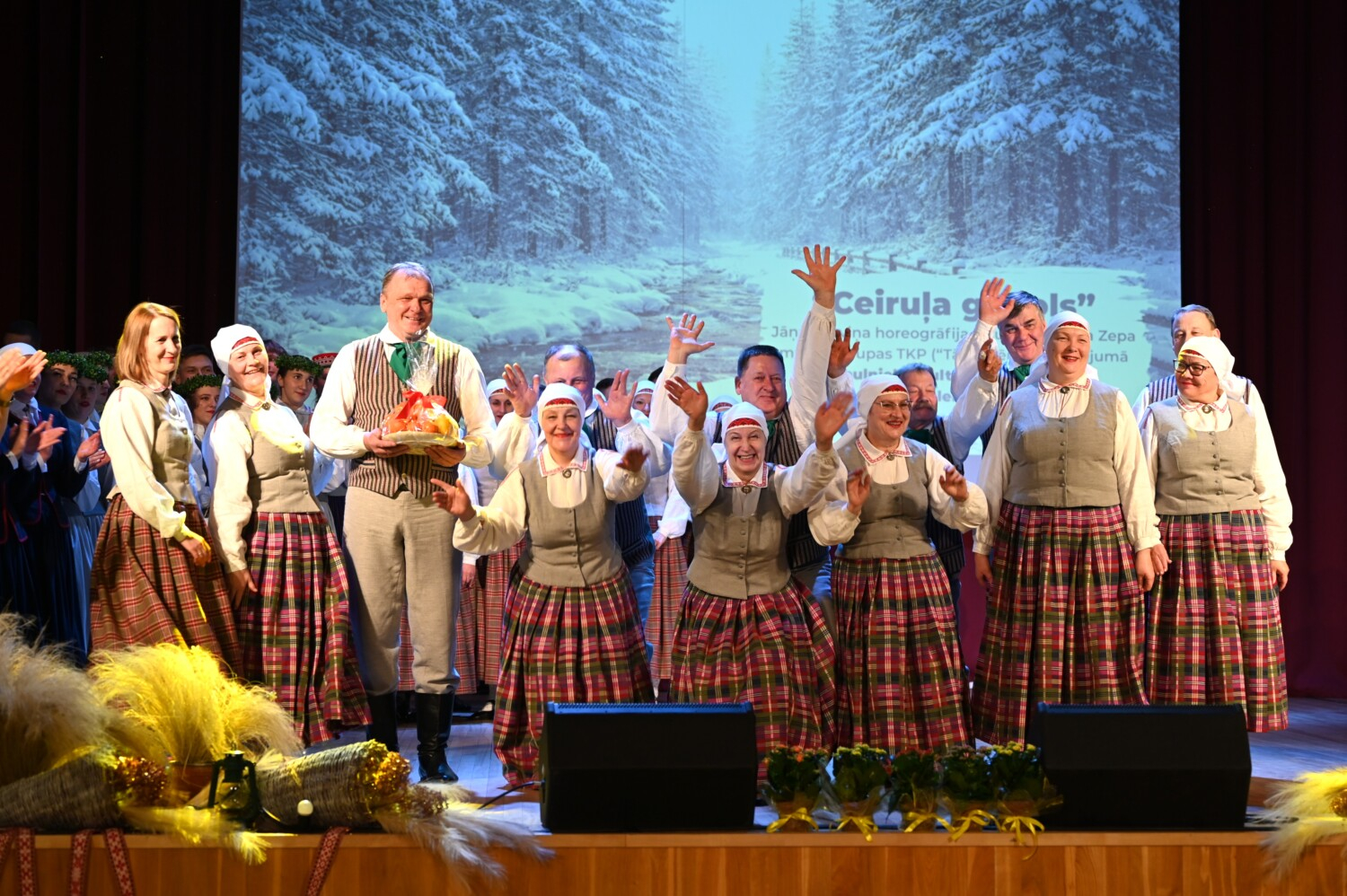 Tautas deju kolektīvu sadancis "Ziemas danči"