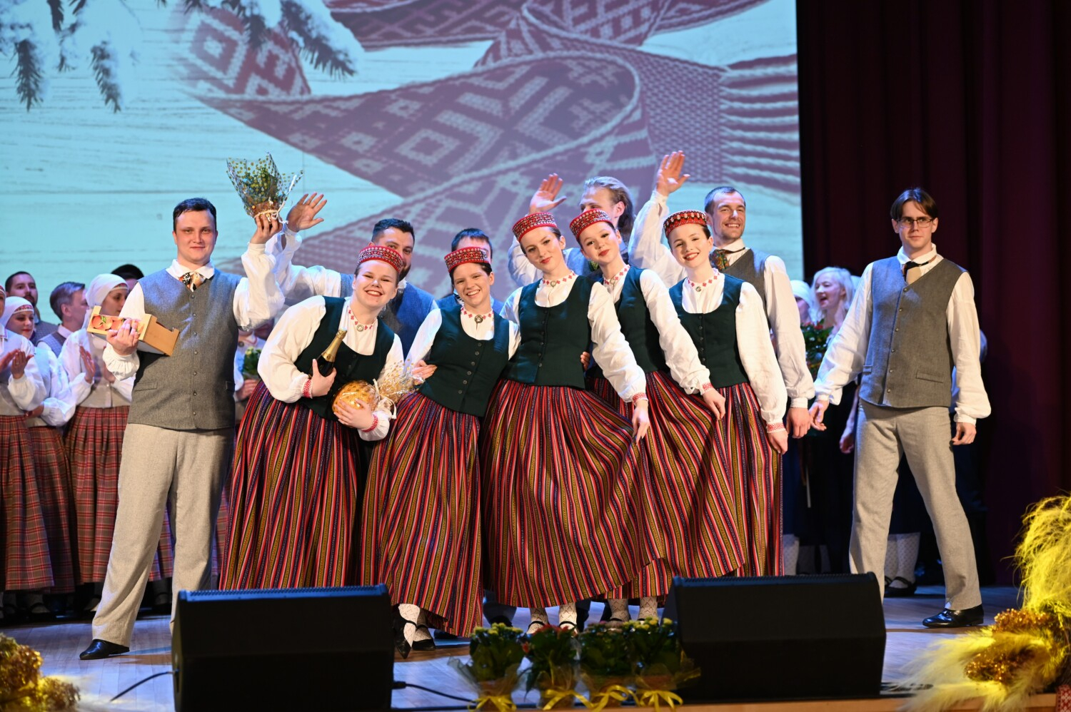 Tautas deju kolektīvu sadancis "Ziemas danči"