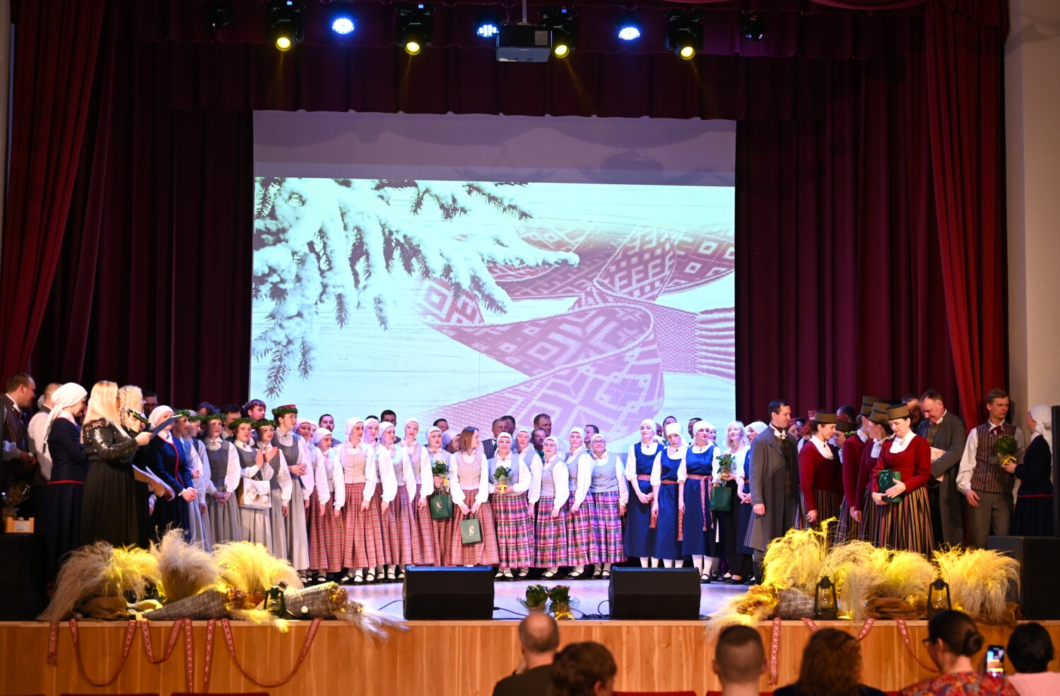 Tautas deju kolektīvu sadancis "Ziemas danči"