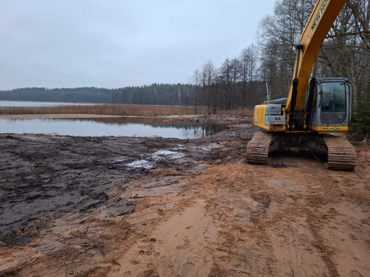 Turpinās darbs pie jaunas atpūtas vietas ierīkošanas Pelēču ezera krastā
