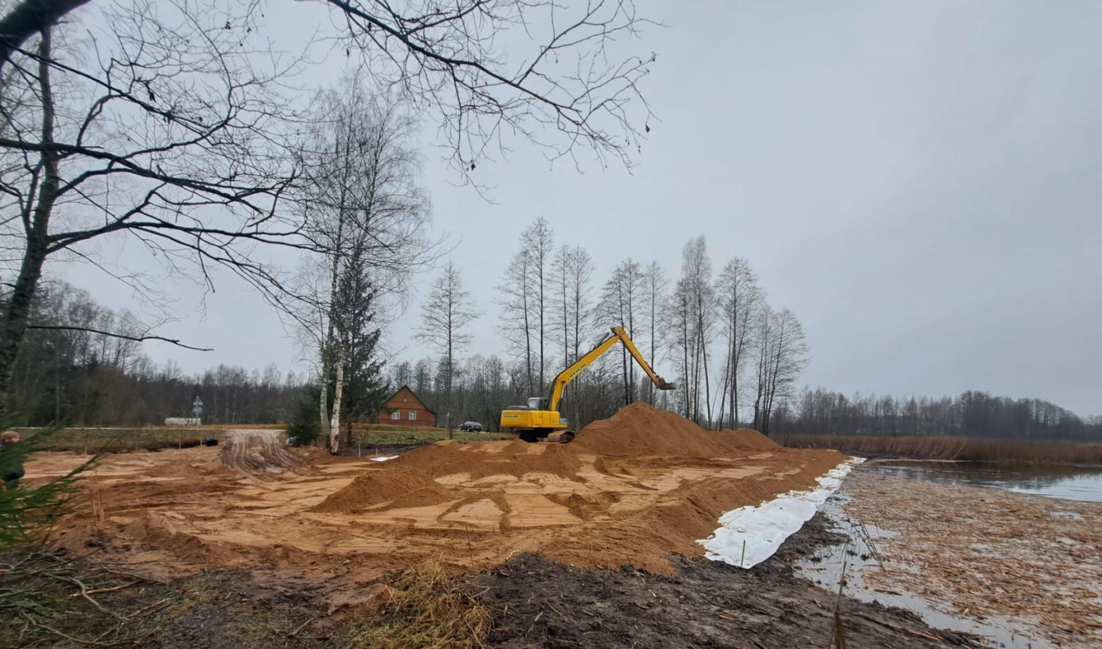 Turpinās darbs pie jaunas atpūtas vietas ierīkošanas Pelēču ezera krastā