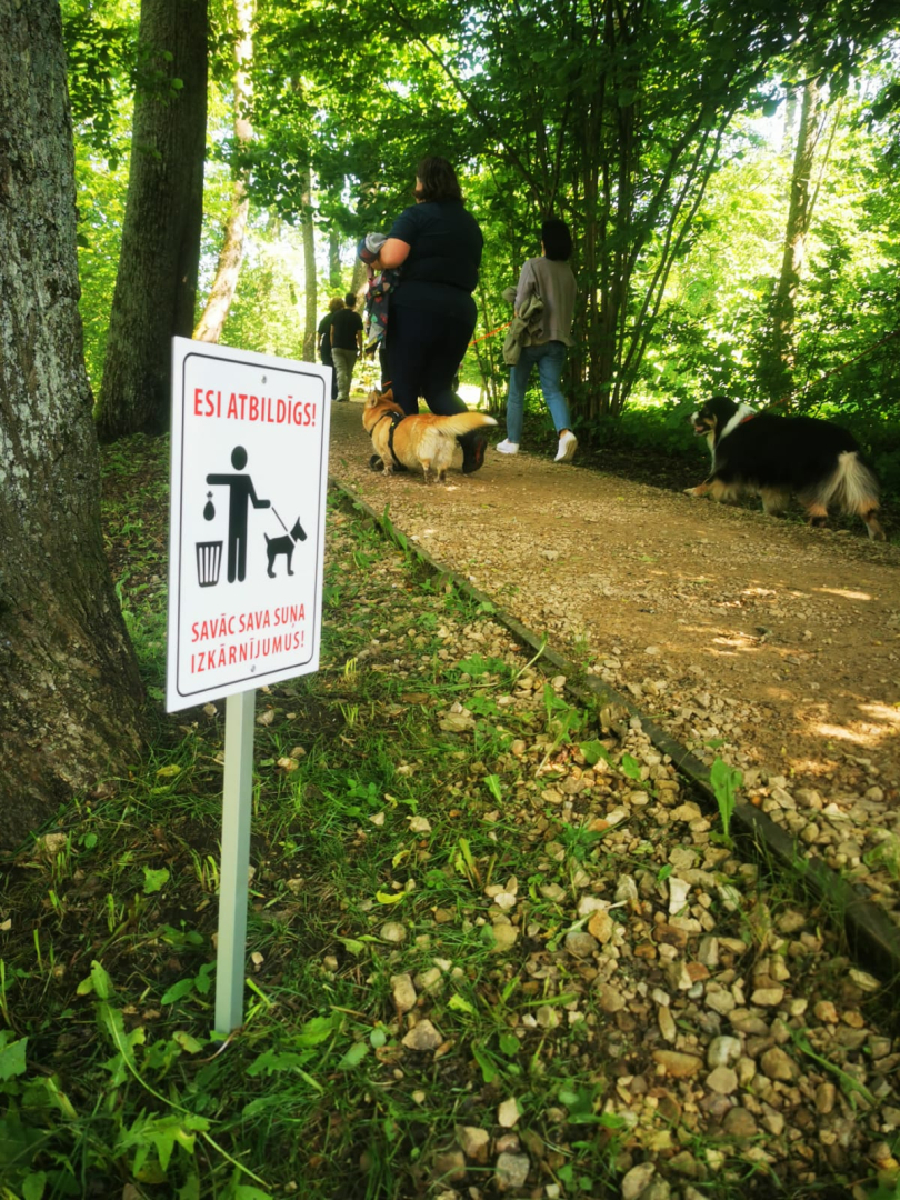Preiļu pils parkā notikusi suņu un viņu saimnieku zibakcija