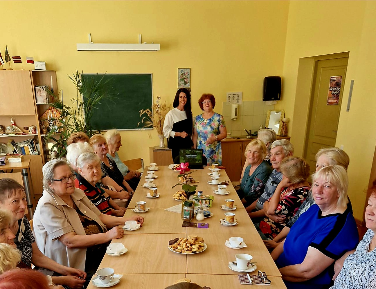 Seniori piedalās finanšu pratības seminārā